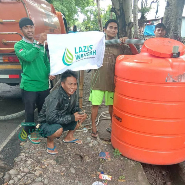 LAZIS Wahdah Salurkan Air Bersih Untuk Korban Banjir Jeneponto