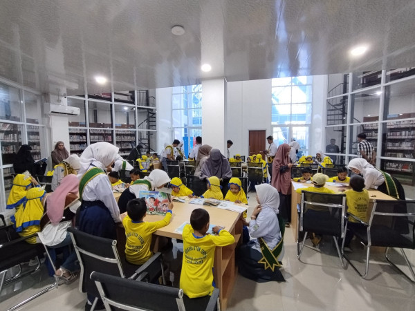 Belajar Sambil Bermain, Siswa RA Qurrata A’yun Antusias Kunjungi Perpustakaan Daerah