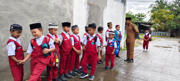 Dari Jabat Tangan hingga Lantunan Al-Qur’an, Beginilah Pagi di SD Unggulan Al-Wahdah Sinjai