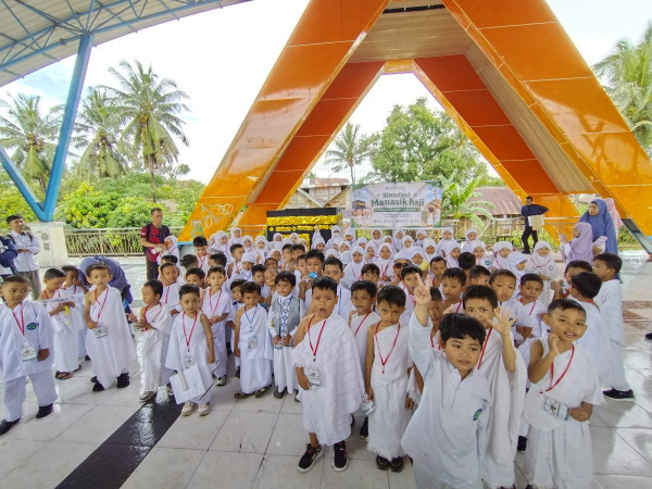 Diguyur Hujan, Semangat Manasik Haji Cilik RA Qurrata A’yun Tetap Membara